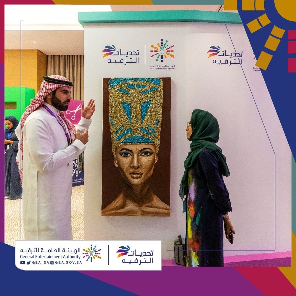 ماريا ميان في معرض تحديات الترفيه أمام عملها الفني