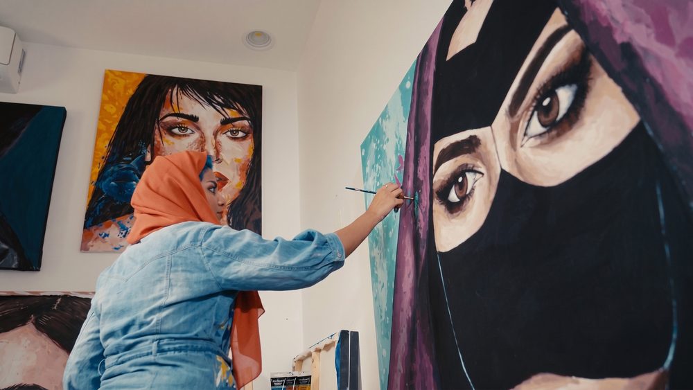 ماريا ميان أثناء العمل في مرسمها